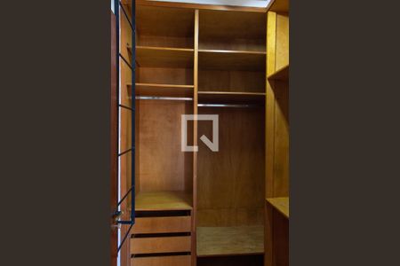 Casa à venda com 290m², 4 quartos e 4 vagas Casa à venda com 290m², 4 quartos e 4 vagasCLOSET