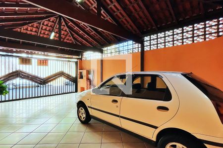 Casa à venda com 214m², 3 quartos e 4 vagas Casa à venda com 214m², 3 quartos e 4 vagasGaragem