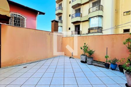 Casa à venda com 214m², 3 quartos e 4 vagas Casa à venda com 214m², 3 quartos e 4 vagasQuintal