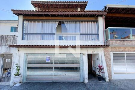 Casa à venda com 245m², 3 quartos e 2 vagas Casa à venda com 245m², 3 quartos e 2 vagasFachada