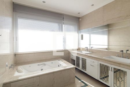 Apartamento à venda com 500m², 4 quartos e 3 vagas Apartamento à venda com 500m², 4 quartos e 3 vagasBanheiro 1 - Suíte