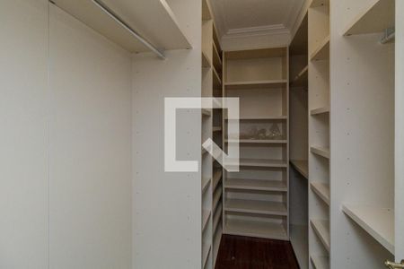 Apartamento à venda com 500m², 4 quartos e 3 vagas Apartamento à venda com 500m², 4 quartos e 3 vagasRoupeiro
