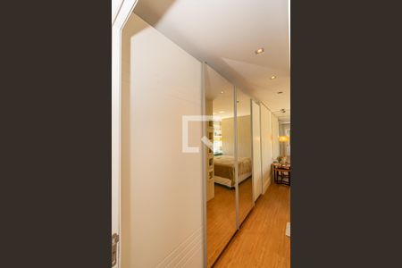 Apartamento à venda com 340m², 4 quartos e 4 vagas Apartamento à venda com 340m², 4 quartos e 4 vagasCloset da suíte 2