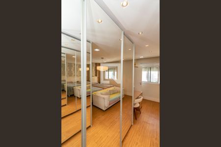 Apartamento à venda com 340m², 4 quartos e 4 vagas Apartamento à venda com 340m², 4 quartos e 4 vagasCloset da suíte 1