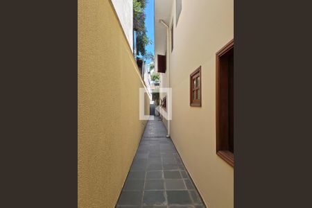 Casa à venda com 254m², 3 quartos e 4 vagas Casa à venda com 254m², 3 quartos e 4 vagasLateral
