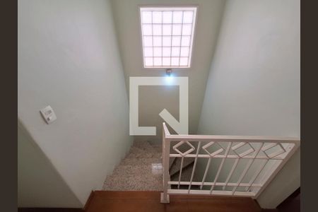 Casa à venda com 254m², 3 quartos e 4 vagas Casa à venda com 254m², 3 quartos e 4 vagasEscadas