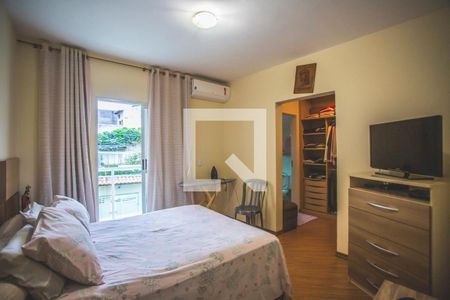 Casa à venda com 250m², 3 quartos e 7 vagas Casa à venda com 250m², 3 quartos e 7 vagasSuíte