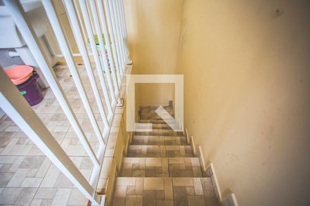 Casa à venda com 250m², 3 quartos e 7 vagas Casa à venda com 250m², 3 quartos e 7 vagasEscadas - Piso inferior