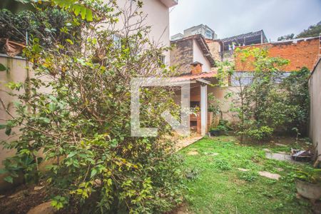 Casa à venda com 250m², 3 quartos e 7 vagas Casa à venda com 250m², 3 quartos e 7 vagasQuintal - Jardim