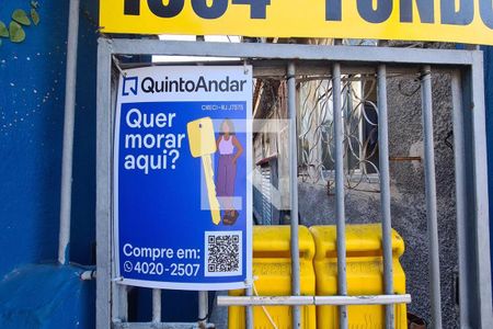 Casa à venda com 100m², 2 quartos e sem vaga Casa à venda com 100m², 2 quartos e sem vagaFachada casa com placa