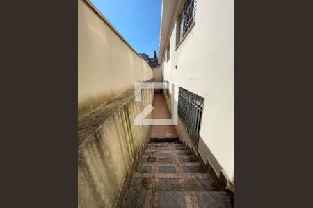 Casa à venda com 276m², 5 quartos e 4 vagas Casa à venda com 276m², 5 quartos e 4 vagasCorredor lateral