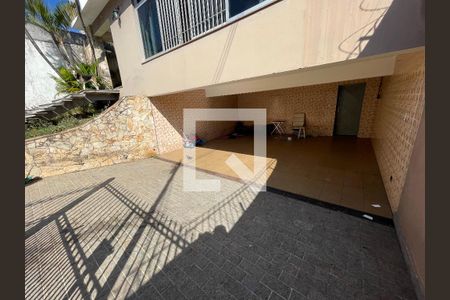 Casa à venda com 276m², 5 quartos e 4 vagas Casa à venda com 276m², 5 quartos e 4 vagasGaragem