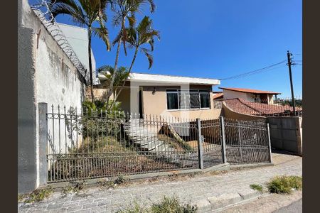 Casa à venda com 276m², 5 quartos e 4 vagas Casa à venda com 276m², 5 quartos e 4 vagasfachada da casa