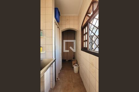 Casa à venda com 272m², 5 quartos e 3 vagas Casa à venda com 272m², 5 quartos e 3 vagasLavanderia