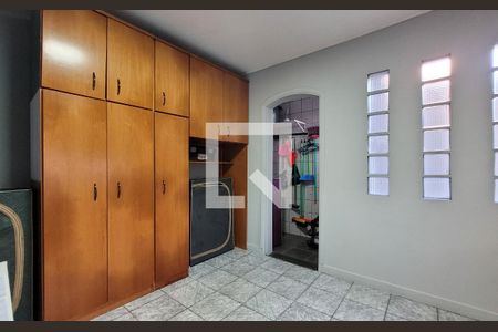 Casa à venda com 272m², 5 quartos e 3 vagas Casa à venda com 272m², 5 quartos e 3 vagasLavanderia