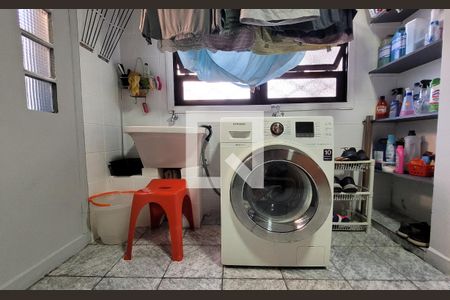 Casa à venda com 272m², 5 quartos e 3 vagas Casa à venda com 272m², 5 quartos e 3 vagasLavanderia