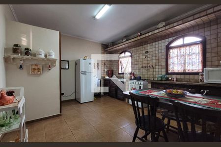 Casa à venda com 272m², 5 quartos e 3 vagas Casa à venda com 272m², 5 quartos e 3 vagasCozinha