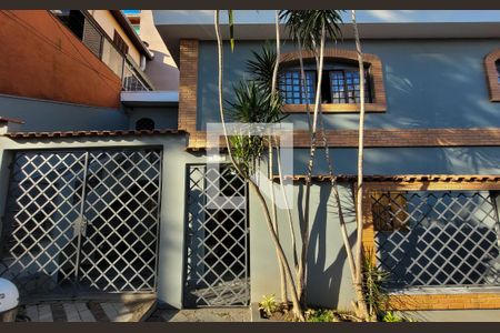 Casa à venda com 272m², 5 quartos e 3 vagas Casa à venda com 272m², 5 quartos e 3 vagasFachada