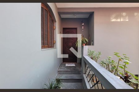 Casa à venda com 272m², 5 quartos e 3 vagas Casa à venda com 272m², 5 quartos e 3 vagasEntrada