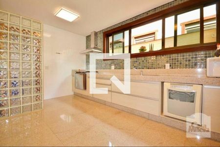 Casa à venda com 619m², 5 quartos e 7 vagasCozinha