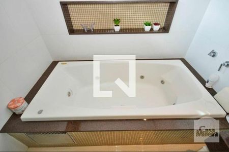 Casa à venda com 619m², 5 quartos e 7 vagasBanheiro 3