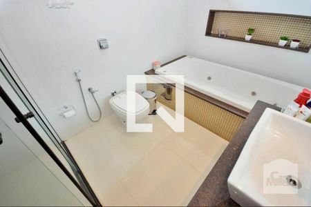 Casa à venda com 619m², 5 quartos e 7 vagasBanheiro 3
