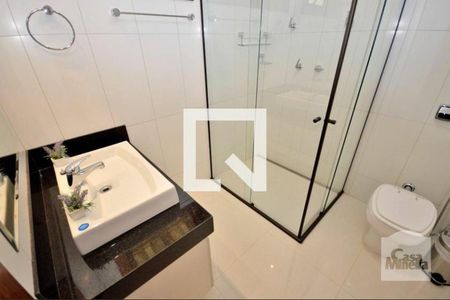 Casa à venda com 619m², 5 quartos e 7 vagasBanheiro 1