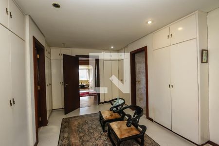 Apartamento à venda com 380m², 5 quartos e 4 vagasCloset da Suite Master
