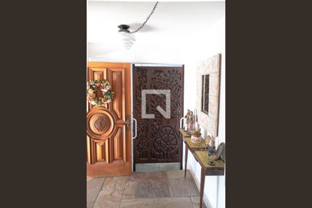 Casa à venda com 700m², 8 quartos e 5 vagas Casa à venda com 700m², 8 quartos e 5 vagasEntrada