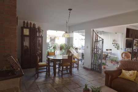 Casa à venda com 700m², 8 quartos e 5 vagas Casa à venda com 700m², 8 quartos e 5 vagasSala