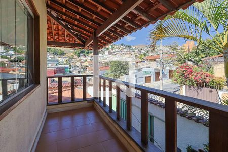 Casa à venda com 398m², 4 quartos e 3 vagas Casa à venda com 398m², 4 quartos e 3 vagasVaranda