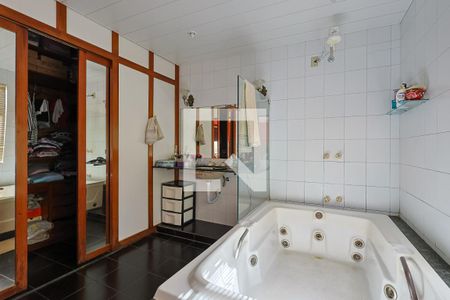 Casa à venda com 398m², 4 quartos e 3 vagas Casa à venda com 398m², 4 quartos e 3 vagasBanheiro do Quarto 2