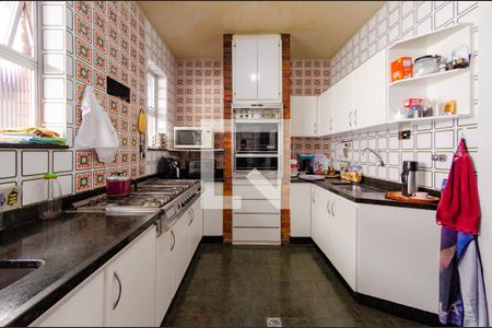 Casa à venda com 422m², 4 quartos e 4 vagasCozinha