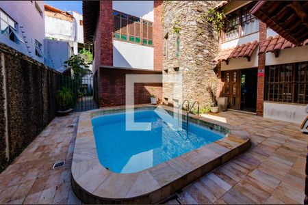 Casa à venda com 422m², 4 quartos e 4 vagasPiscina