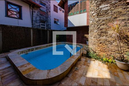 Casa à venda com 422m², 4 quartos e 4 vagasPiscina