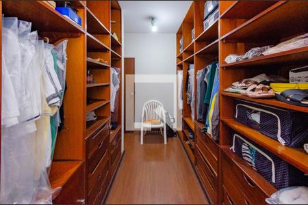 Casa à venda com 422m², 4 quartos e 4 vagasCloset