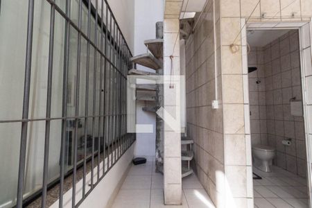Casa à venda com 249m², 3 quartos e 2 vagas Casa à venda com 249m², 3 quartos e 2 vagasEscada