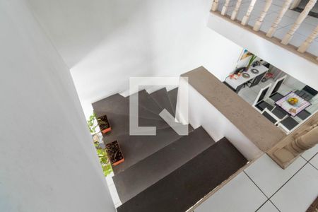 Casa à venda com 249m², 3 quartos e 2 vagas Casa à venda com 249m², 3 quartos e 2 vagasEscada