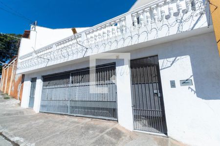 Casa à venda com 249m², 3 quartos e 2 vagas Casa à venda com 249m², 3 quartos e 2 vagasFachada