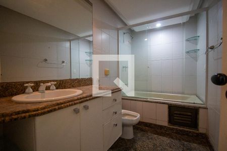 Apartamento à venda com 450m², 5 quartos e 4 vagas Apartamento à venda com 450m², 5 quartos e 4 vagasBanheiro da Suíte 1
