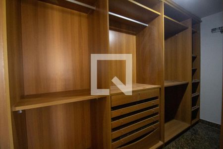 Apartamento à venda com 450m², 5 quartos e 4 vagas Apartamento à venda com 450m², 5 quartos e 4 vagasCloset da Suíte 3