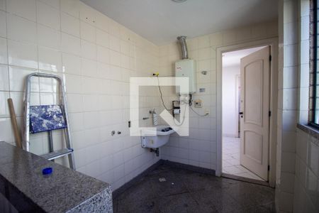 Apartamento à venda com 450m², 5 quartos e 4 vagas Apartamento à venda com 450m², 5 quartos e 4 vagasCozinha e Área de Serviço