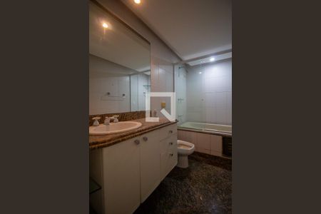 Apartamento à venda com 450m², 5 quartos e 4 vagas Apartamento à venda com 450m², 5 quartos e 4 vagasBanheiro da Suíte 1