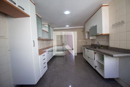 Apartamento à venda com 450m², 5 quartos e 4 vagas Apartamento à venda com 450m², 5 quartos e 4 vagasCozinha e Área de Serviço