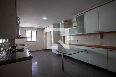 Apartamento à venda com 450m², 5 quartos e 4 vagas Apartamento à venda com 450m², 5 quartos e 4 vagasCozinha e Área de Serviço