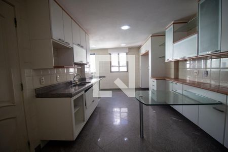 Apartamento à venda com 450m², 5 quartos e 4 vagas Apartamento à venda com 450m², 5 quartos e 4 vagasCozinha e Área de Serviço