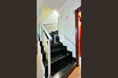 Casa à venda com 162m², 3 quartos e 2 vagas Casa à venda com 162m², 3 quartos e 2 vagasEscada