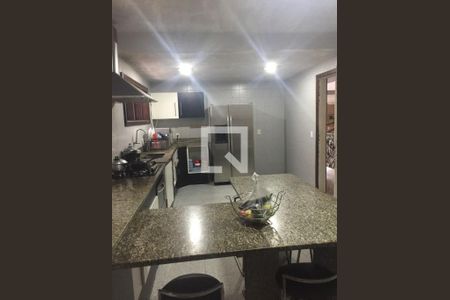Casa à venda com 5 quartos, 390m² em Pendotiba, Niterói