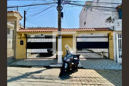 Casa à venda com 220m², 2 quartos e 3 vagas Casa à venda com 220m², 2 quartos e 3 vagasFachada