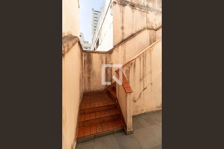 Casa à venda com 200m², 10 quartos e sem vaga Casa à venda com 200m², 10 quartos e sem vagaEscada para o Segundo Piso